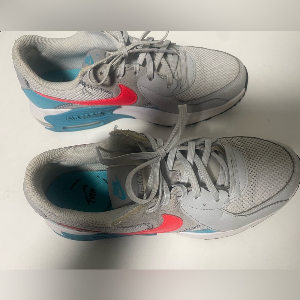 Nike Air Max Excee sneakers Pure Platinum/Bright crimson. Size women’s 8.5.